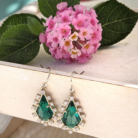 Kendra Scott Juniper Earrings in Clear Emerald and Gold - Picture 3 of 8